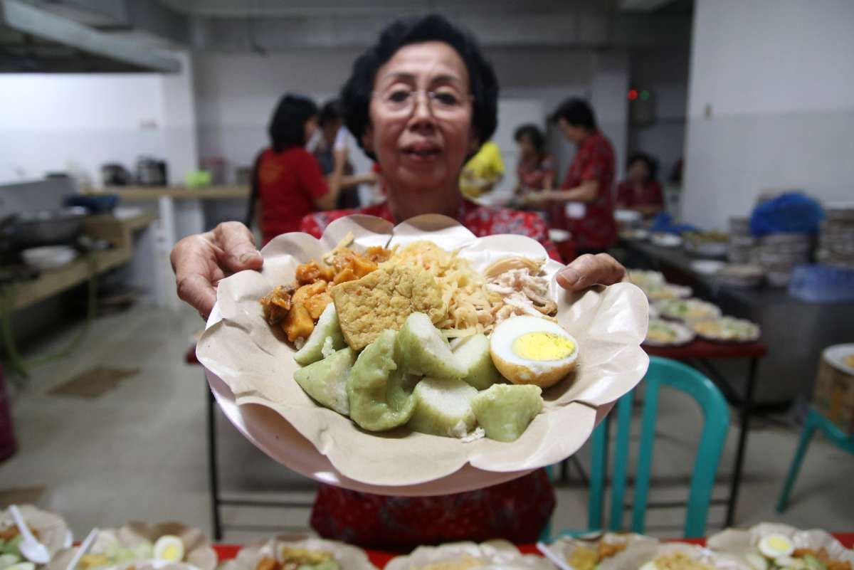 Tradisi makan lontong Cap Go Meh 