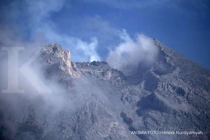 Gunung Merapi meletus, hujan abu mencapai radius 20 kilometer