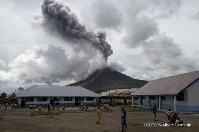Gunung Sinabung ngamuk, beberapa desa gelap gulita dan berabu tebal
