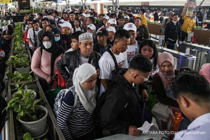 Pemudik Memadati Stasiun Pasar Senen, Penumpang Meluber