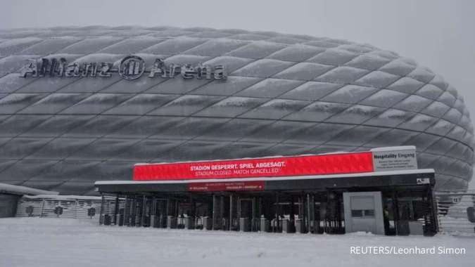 Snow covers Bayern Munichs Allianz Arena