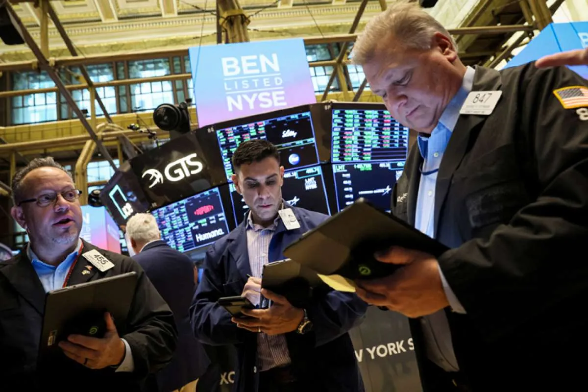 Wall Street Jatuh, Dow Menuju Terburuk Sejak Sepetember pada Jumat (9/12) 