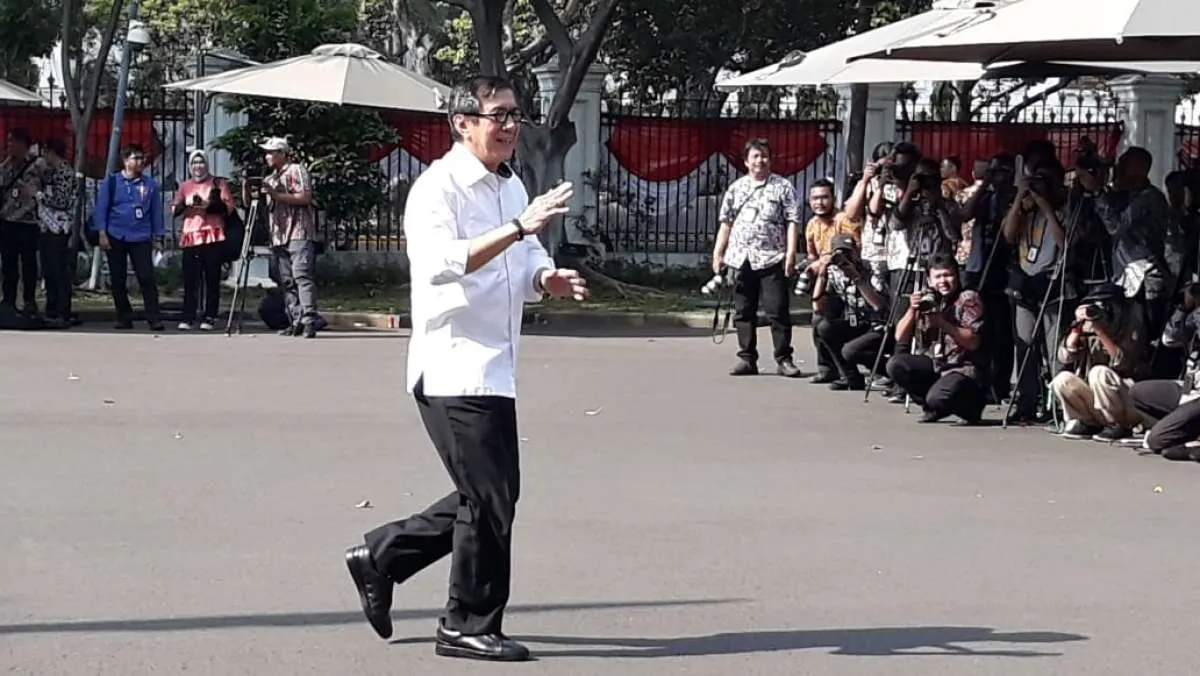 Kenakan kemeja putih, mantan Menkumham Yasonna Laoly tiba di Istana Kepresidenan