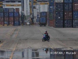 Tingkatkan kapasitas, Pelindo III beli tiga alat bongkar muat