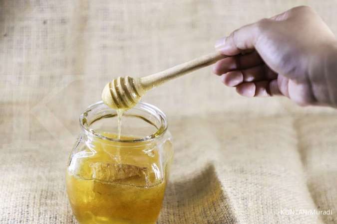 Cara menghilangkan jerawat secara alami bisa pakai madu.