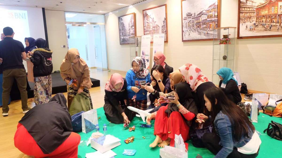 Karyawan Garuda Indonesia Latih Tenaga Kerja Migran di Hongkong Membuat Boneka Khas Indonesia