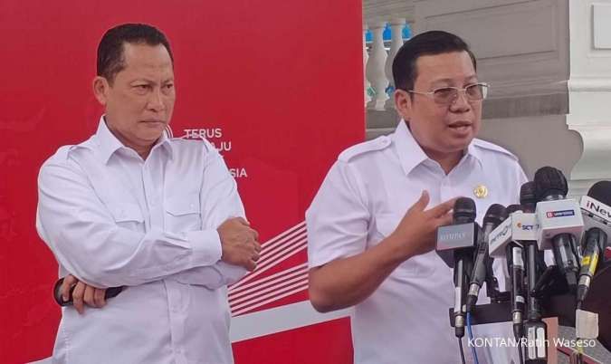 Kepala Bapanas Arief Prasetyo Adi bersama Dirut Bulog Budi Waseso di Istana Kepresidenan Jakarta.