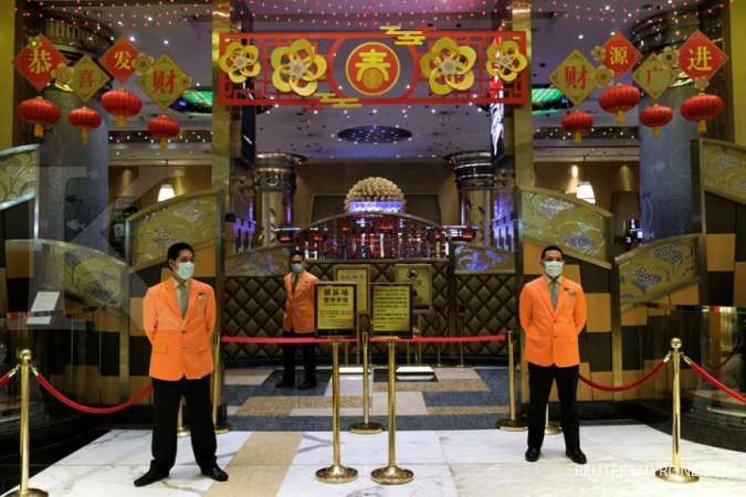 Almost all bets are off: casino capitals Macau, Las Vegas slammed by virus