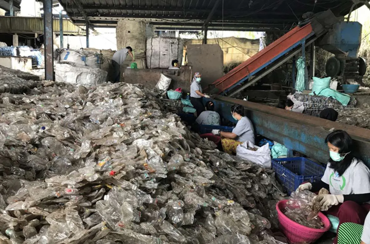 Melihat dari dekat pengelolaan limbah botol plastik (1)
