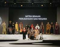 Perluas Akses Pasar, UMKM Binaan PGN Melenggang di Surabaya Fashion Parade 2025 