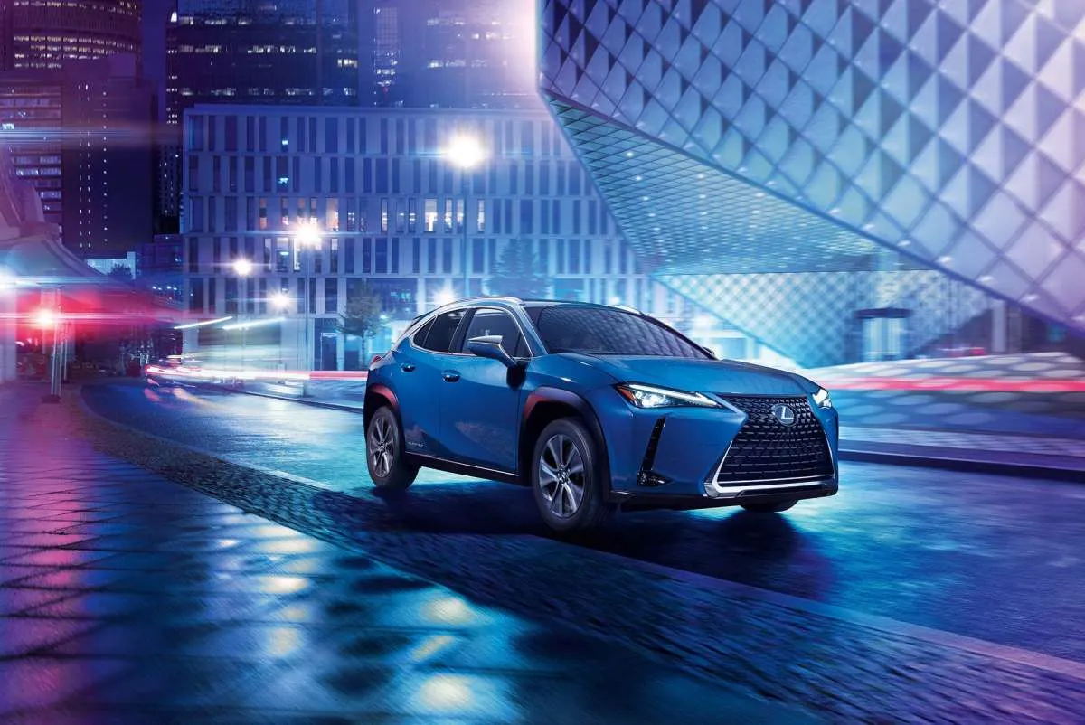 Lexus meluncurkan mobil full-electric Lexus UX300e