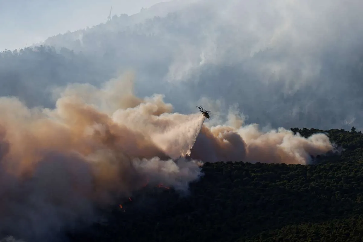 Kebakaran Hutan di Eropa: Dua Helikopter Bertabrakan di Yunani & Hungaria Tutup PLTN