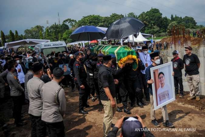  Kenapa Harus Pakai Baju Hitam atau Putih Saat ke Pemakaman? Ini Alasannya!