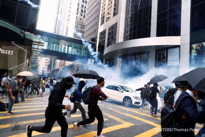 Kejar pengunjuk rasa, Polisi Hong Kong menembakkan peluru karet dan gas air mata