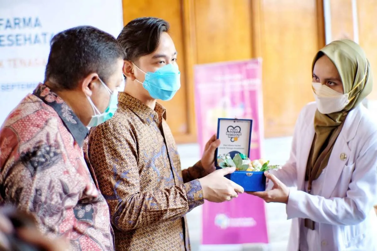 Kimia Farma berikan 30.200 paket vitamin untuk nakes dan keluarganya di Jawa Tengah