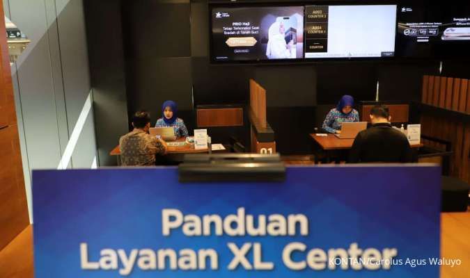 Customer Servvice melayani pelanggan di XL Center 