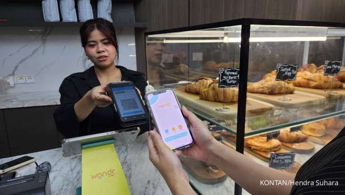 Nasabah bertransaksi menggunakan aplikasi Wondr