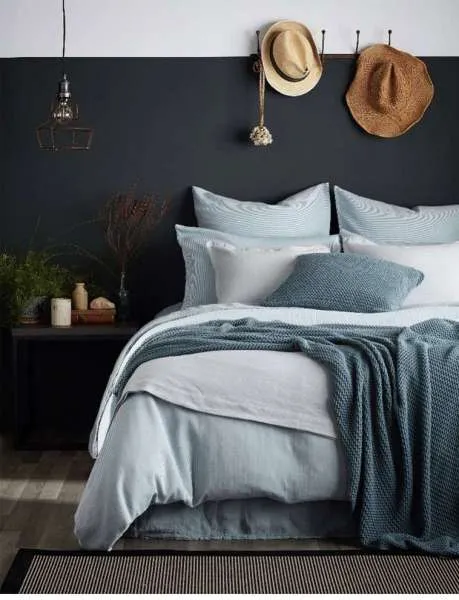 Kamar tidur hitam biru