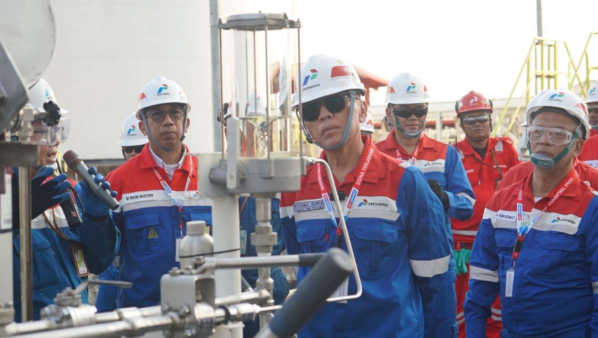 Kinerja Dua BUMN Energi Bertolak Belakang