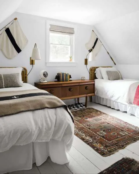kamar tidur loteng untuk si kembar dengan karpet coklat