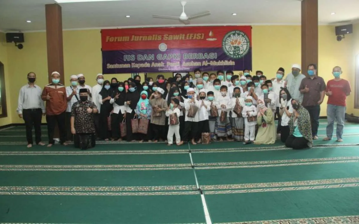 Di tengah wabah covid-19, FJS dan Gapki beri santunan ke anak yatim