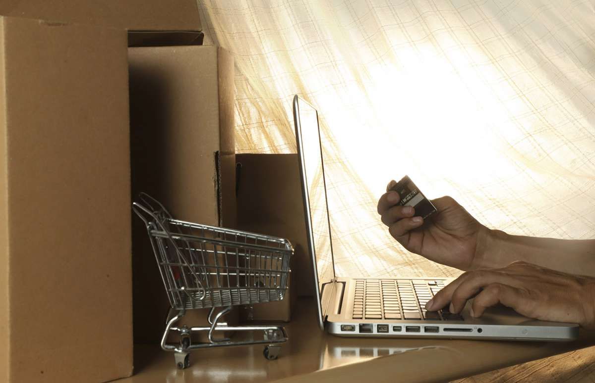 Jangan Impulsif, Teliti Biaya Belanja Online