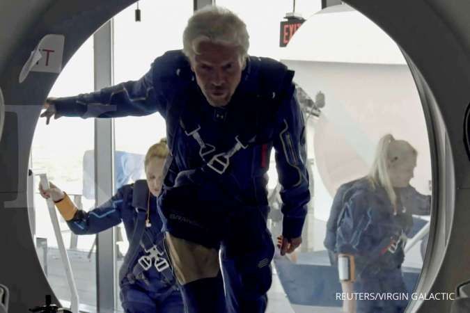 Miliarder Richard Branson berhasil meroket ke luar angkasa dengan Virgin Galactic