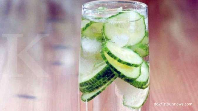 Minum air mentimun dengan lemon bisa membantu menurunkan berat badan lo