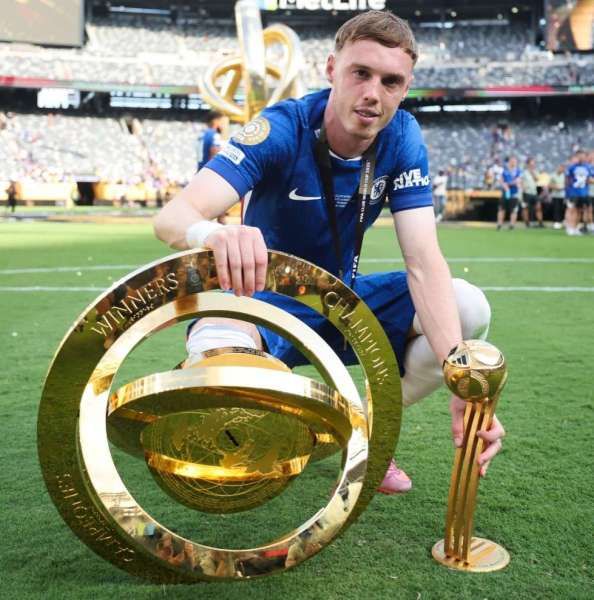 Cole Palmer dengan Trofi Juara dan Pemain Terbaik Piala Dunia Antarklub 2025