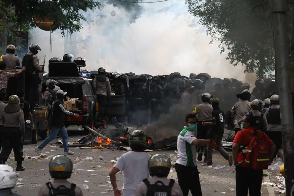 398 Ton sampah terkumpul pasca demo menolak UU Cipta Kerja di Jakarta