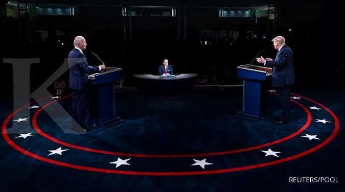 U.S. early voting surges as Trump, Biden make late push