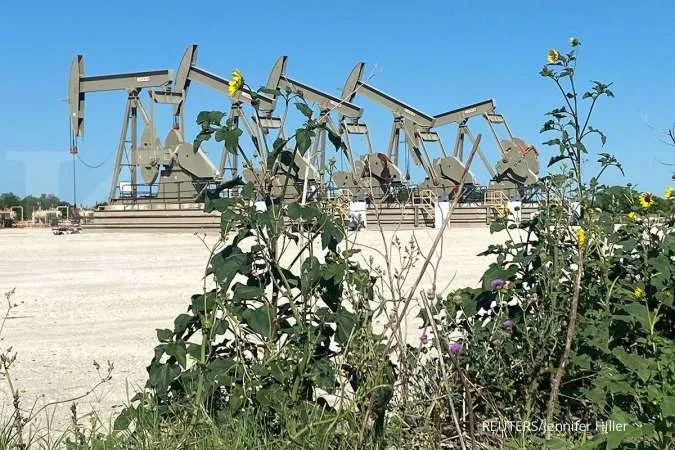 Oil prices edge up on strong China data, U.S. crude oil draw