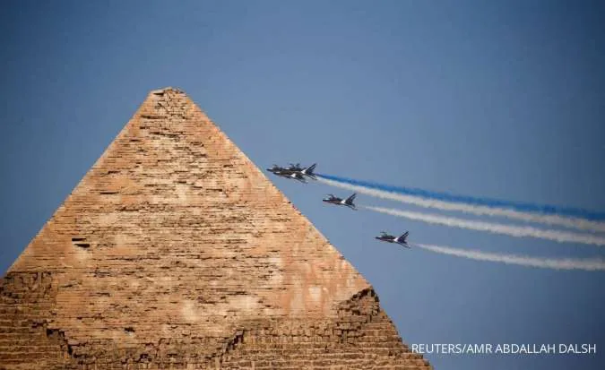 EGYPT-PYRAMIDS/AIRSHOW