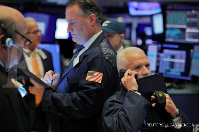 Wall Street bergerak tipis menjelang akhir pekan ini