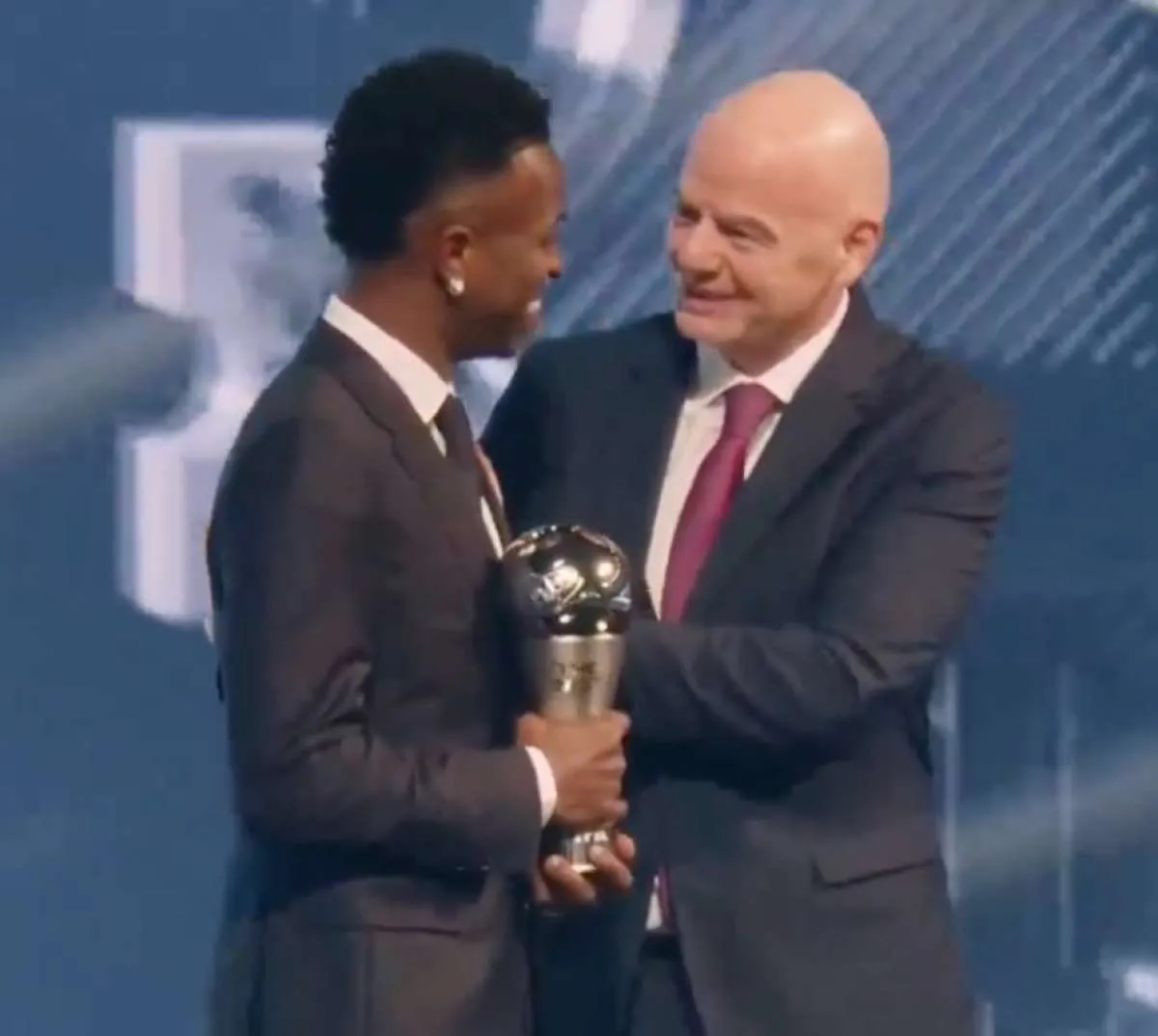 Vinicius Junior Raih Gelar Pemain Terbaik FIFA 2024, Kalahkan Rodri dan Bellingham