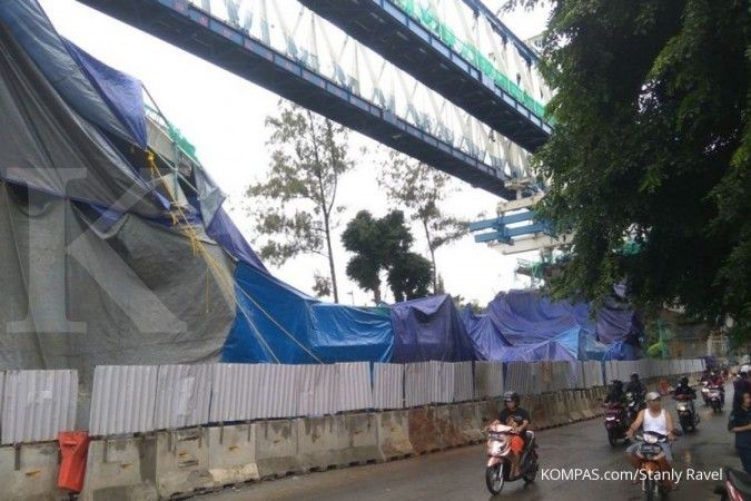Konstruksi LRT Jakarta Timur roboh, lima orang luka-luka  