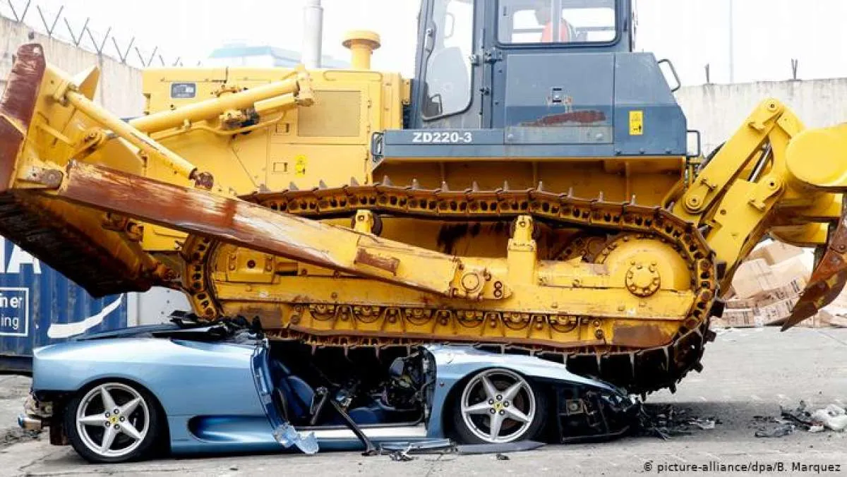 Mobil Mewah di Filipina Digilas Buldoser Karena Tidak Bayar Pajak