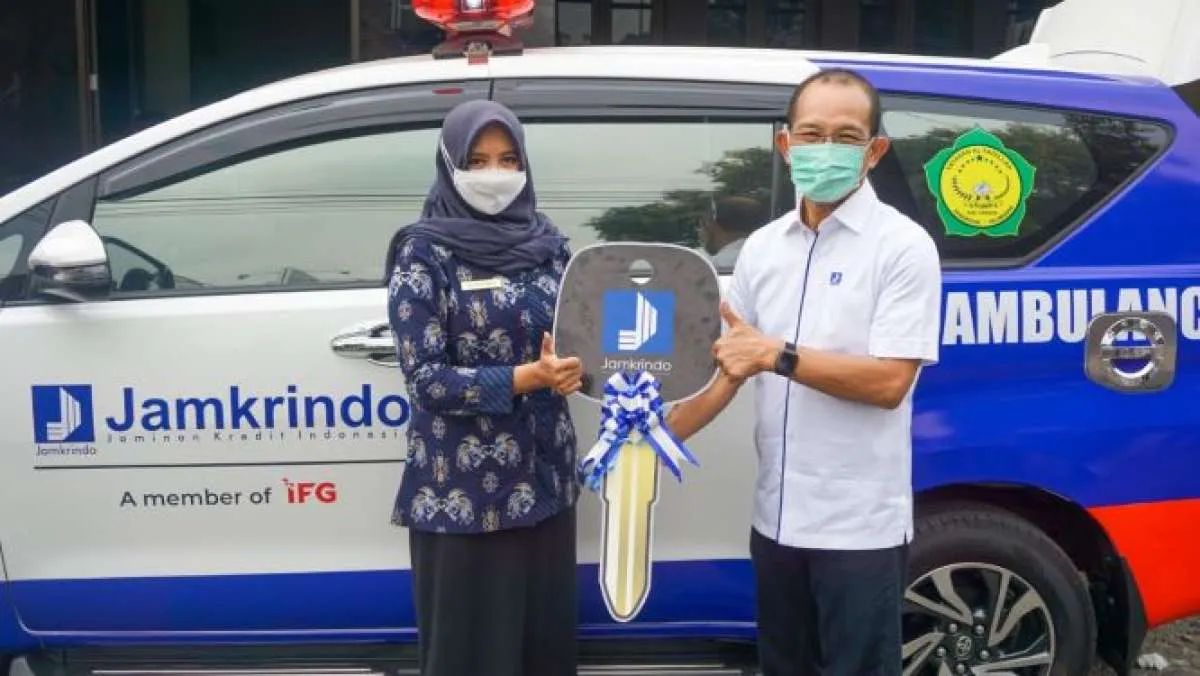 Jamkrindo serahkan bantuan mobil ambulans untuk warga Cirebon