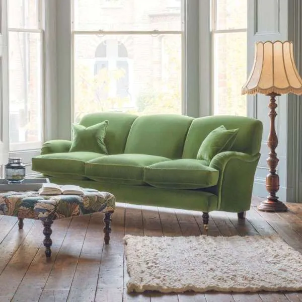 Sofa hijau emerald atau hijau zamrud