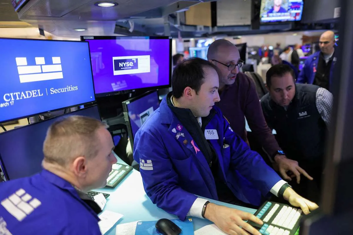 Wall Street Menguat Pada Senin (3/4), Saham Tesla Menekan Nasdaq