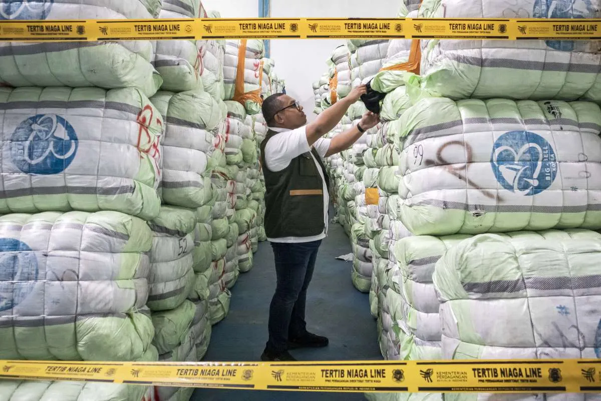 Kemendag Tindak 21.054 Bal Pakaian Bekas Impor Ilegal Senilai Rp 120,65 Miliar