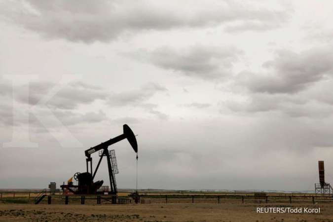Oil prices slip 3% as Europe widens lockdowns