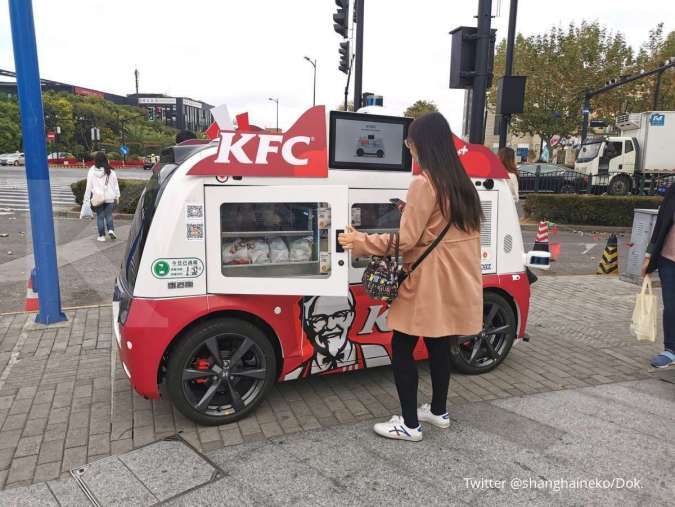Pelanggan membeli ayam goreng di KFC China lewat mobil tanpa awak