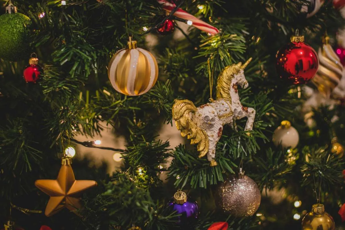 Cara Mudah Memasang Lampu di Pohon Natal Agar Terlihat Keren