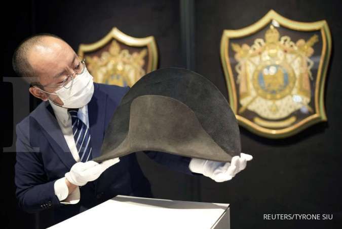 Rumah Lelang Bonhams Mempertontonkan Topi Bicorne Dengan Bukti DNA Napoleon Bonaparte