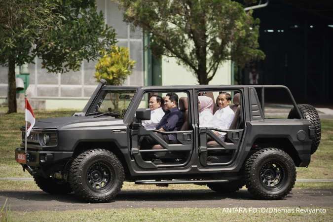 Jokowi Disopiri Prabowo Naik Mobil Maung Saat Kunjungi Gudang Amunisi PT Pindad