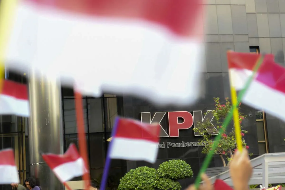 Ratusan karangan bunga berjajar di depan gedung KPK