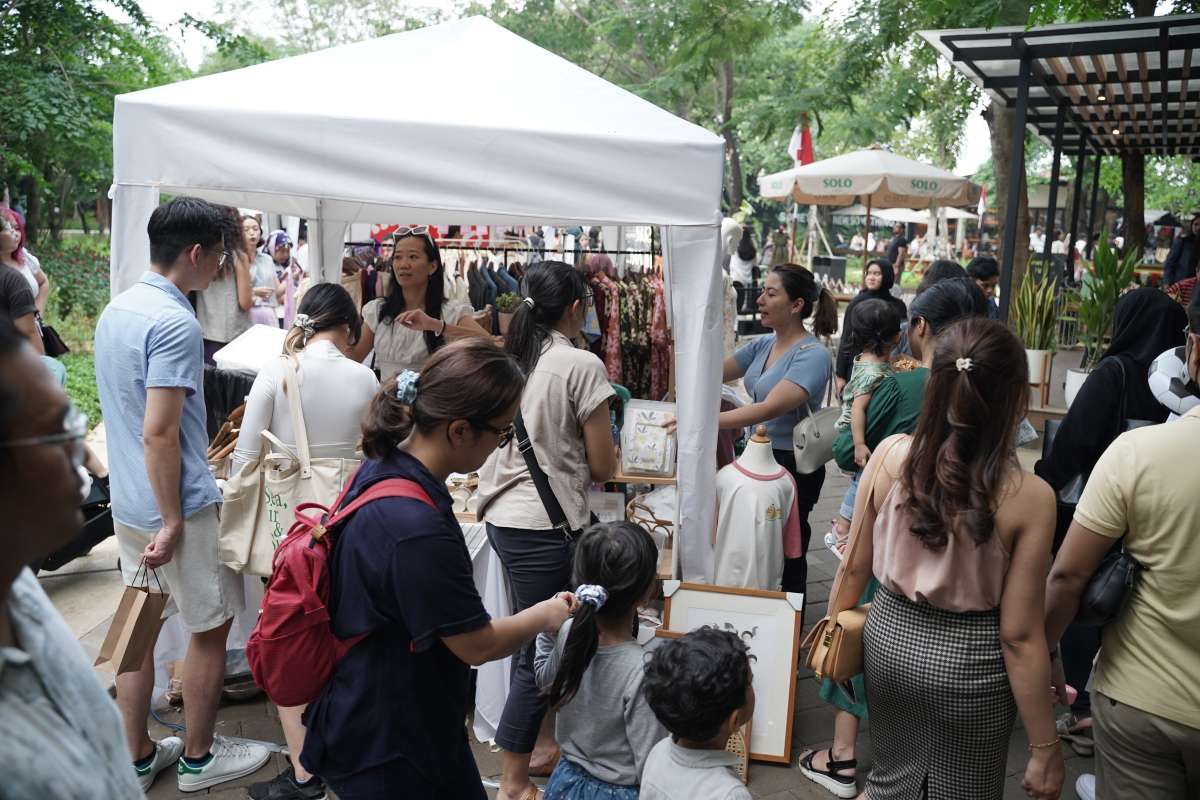 Ramai Berbelanja di Bazar Lokal