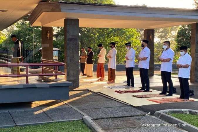 Presiden Jokowi shalat berjemaah di halaman wisma Bayurini Istana Bogor