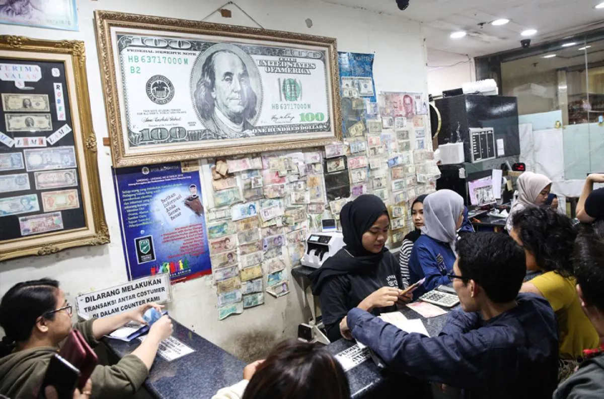 Rupiah masih bertahan menguat di Rp 14.154 per dolar AS siang ini